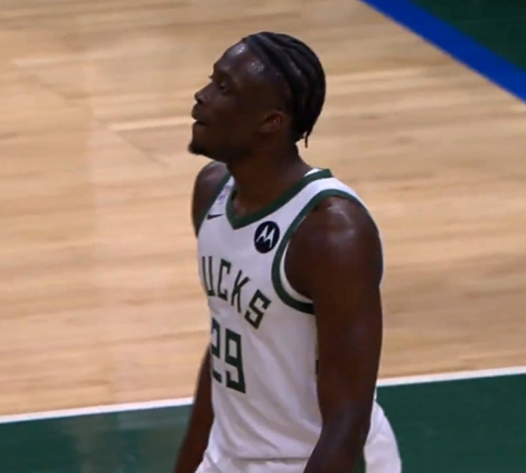 Kaiyun开云中国官网-字母弟雄鹿首秀！老里：字母哥抓着我手 说自己很紧张&amp;手都出汗了