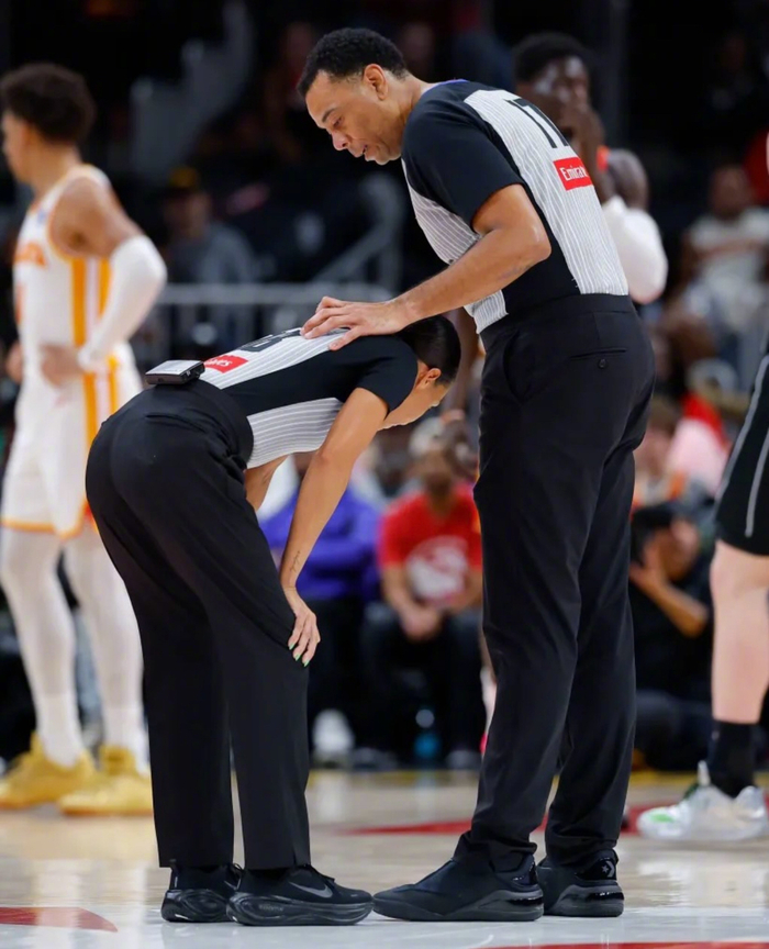 Kaiyun中国官网-裁判穿鞋引热议，职业规范受关注_新浪新闻